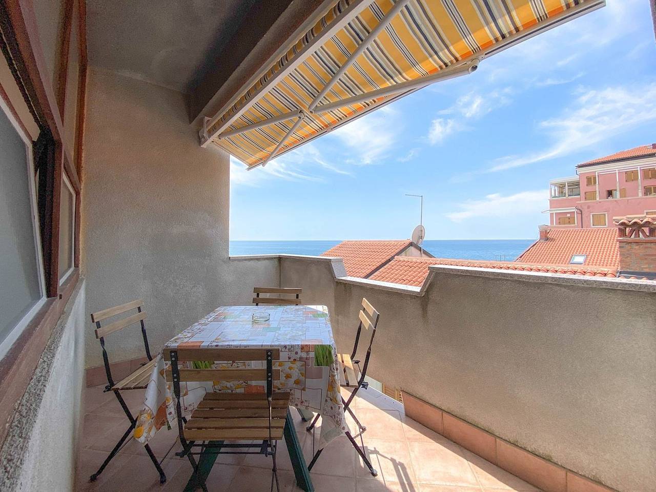 Ganze Wohnung, Reizendes Apartment mit Meerblick und nur 20 Meter zum Strand in Novigrad, Umag und Umgebung