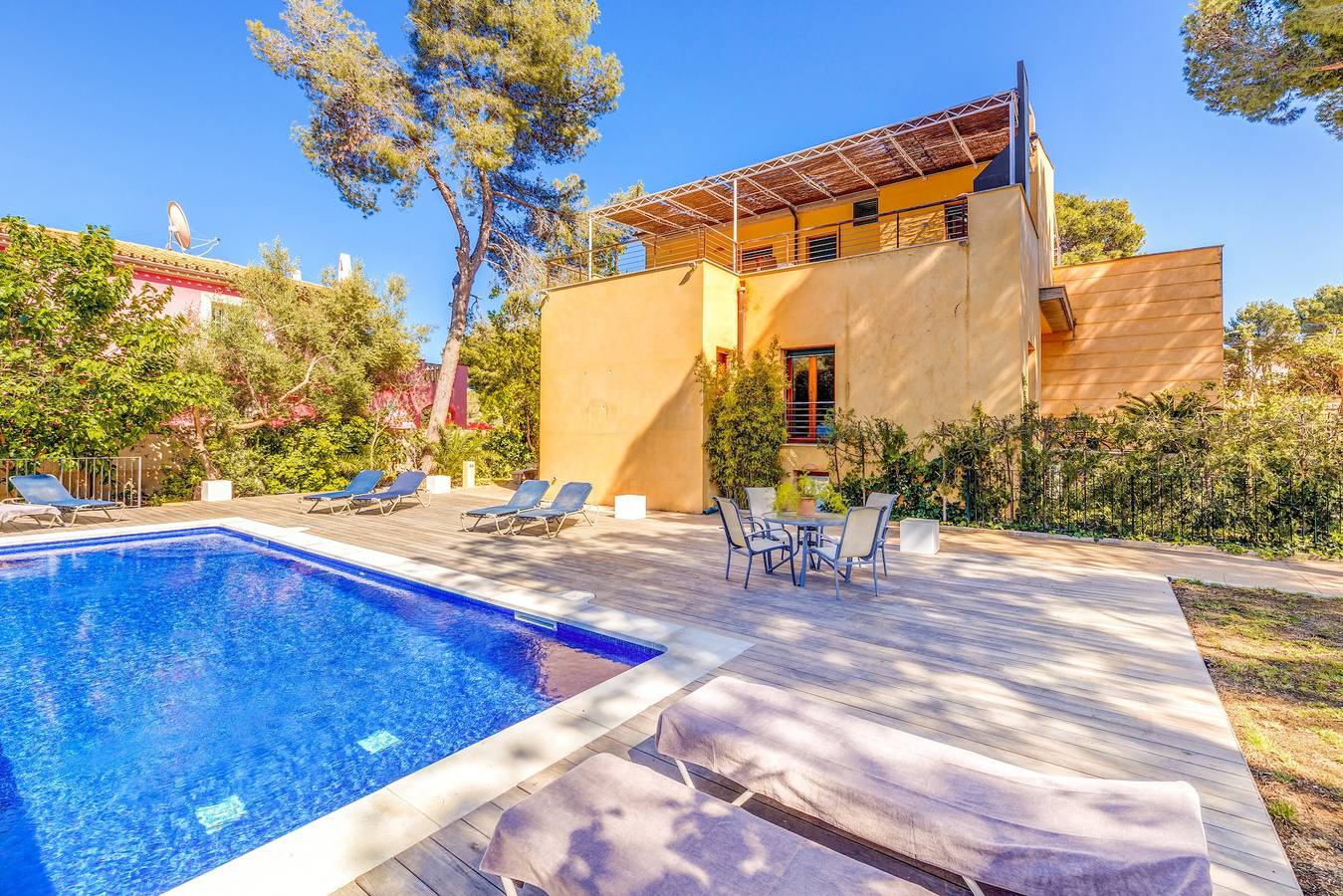 Schöne Villa mit Pool, Wlan und Terrasse; ideale Lage; Parkplatz vorhanden in Santa Ponsa, Calvià