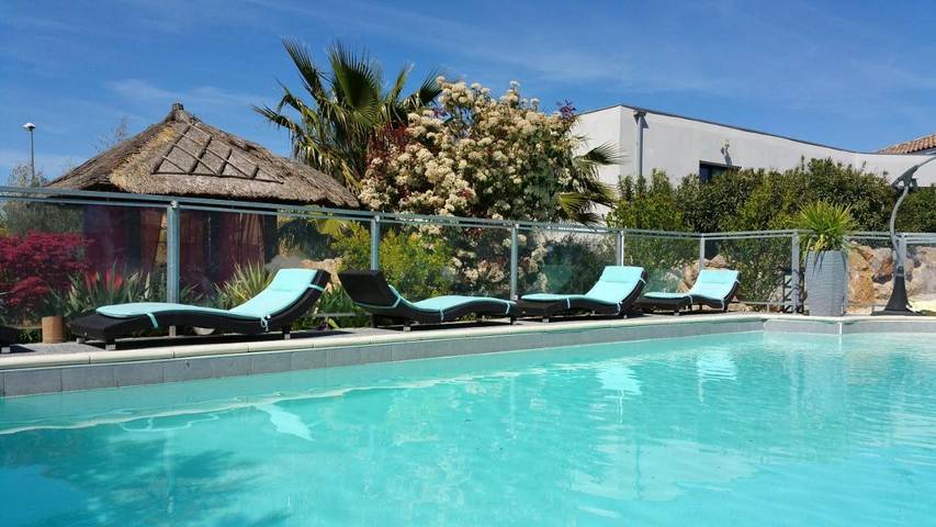 Ferienwohnung für 2 Personen, mit Terrasse und Whirlpool sowie Garten und Pool in Nissan-lez-Enserune