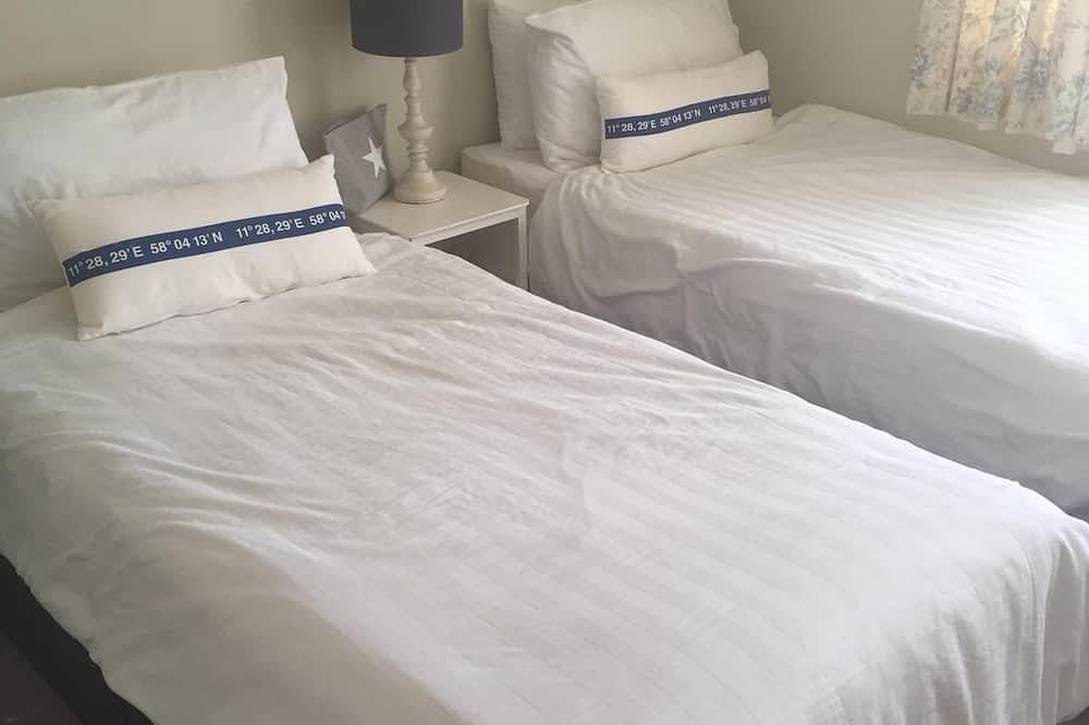 Sandbanks Holiday Home Poole  5 minutes walk to the  Beach\nsleeps 8/9 in Sandbanks, Poole