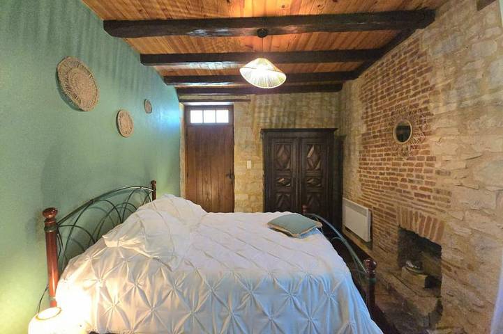 Gîte pour 6 personnes, avec Terrasse ainsi que Jardin et Piscine à Berbiguières - 4