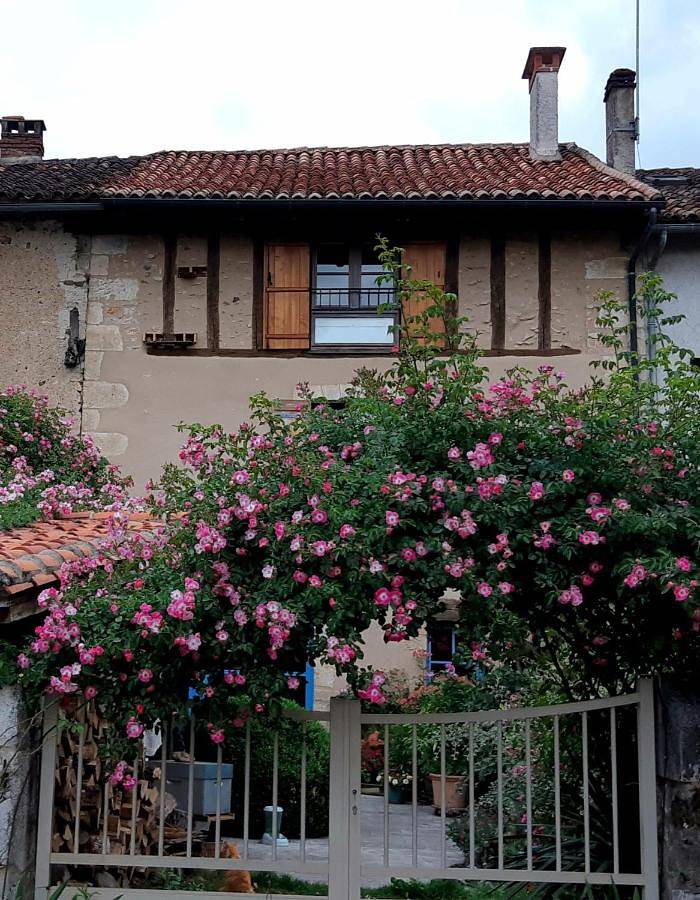 Location de vacances pour 8 personnes, avec Terrasse ainsi que Jardin et Vue à Saint-Jean-de-Côle