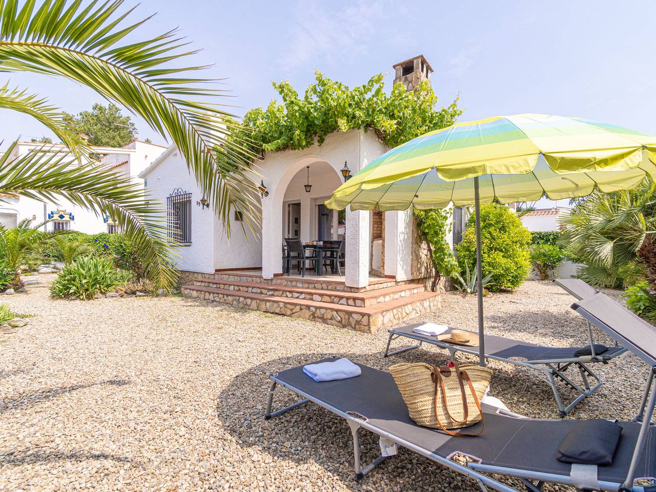 Villa à Empuriabrava pour 6 avec studio séparé, proche plages et centre, lave-linge inclus in Empuriabrava, Haut-Ampurdan