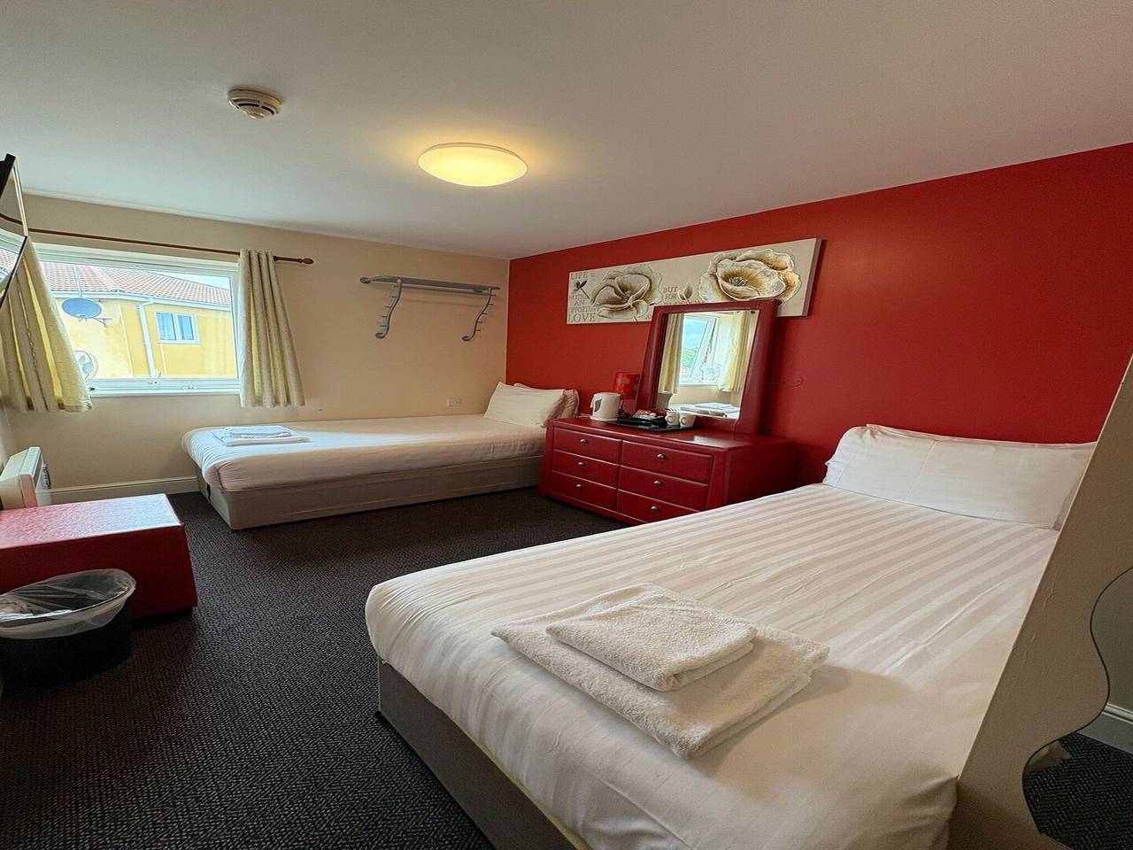Salle Jumelle Standard in Quedgeley, Gloucester (UK)
