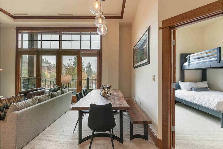 Vacation apartment for 7 people, with balcony and hot tub as well as pool by Lake Tahoe