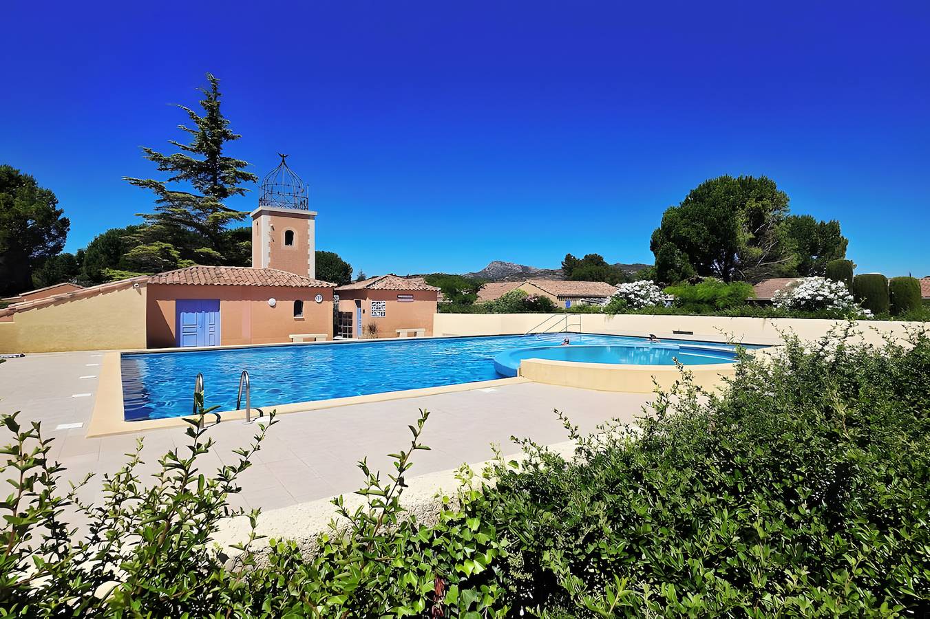Ganze Wohnung, Charming 2-bedroom house with pool, wifi, ac in peaceful eyguières in Eyguières, Arles und Umgebung