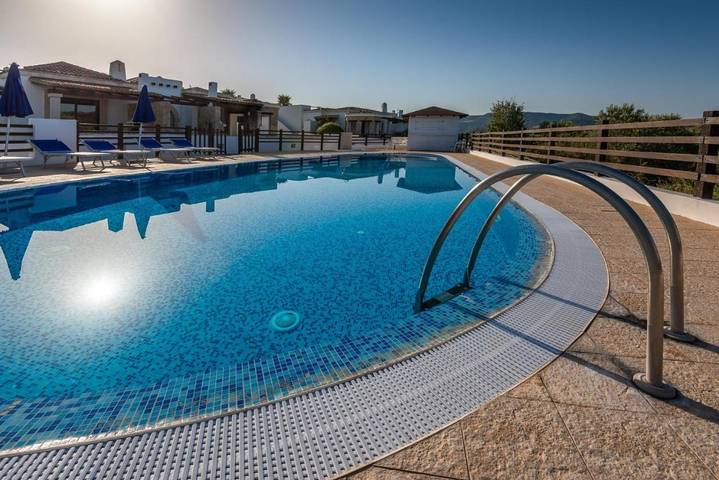Ferienhaus mit Meerblick für 6 Personen, mit Pool und Garten sowie Ausblick, kinderfreundlich