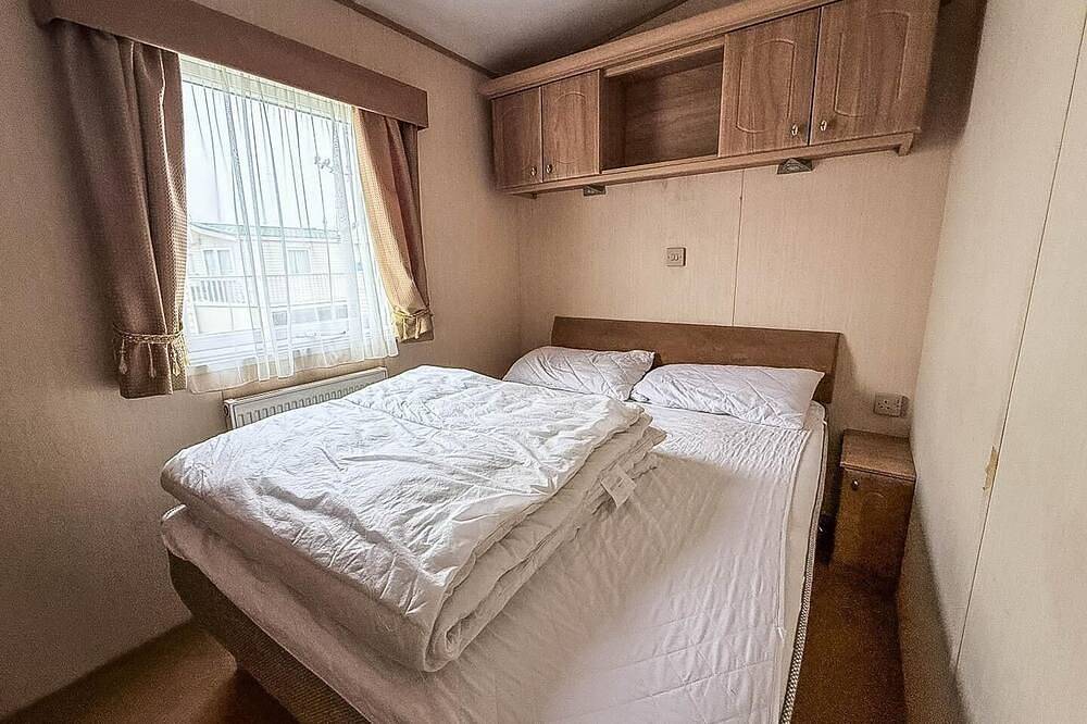 Brilliant 6 berth caravan for hire with decking by the Norfolk Coast in California (Great Yarmouth), Great Yarmouth