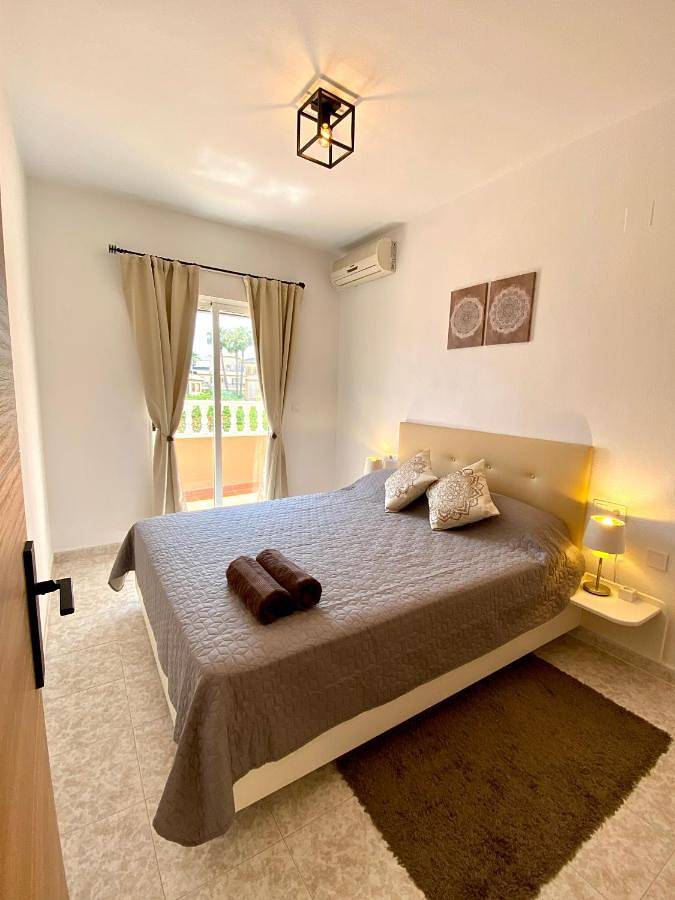 Gîte pour 4 personnes, avec jardin ainsi que piscine et jacuzzi dans Playa Flamenca - 4