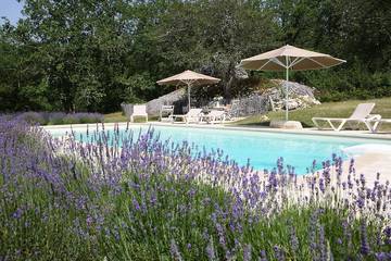 Gîte pour 8 personnes, avec jardin à Tourtoirac