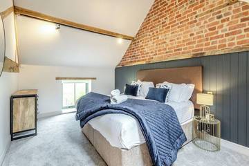 Log Cabin for 8 People in Shrewsbury, Shropshire, Photo 3