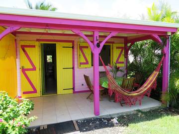 Gîte pour 4 personnes, avec piscine ainsi que jardin et terrasse à Le Moule