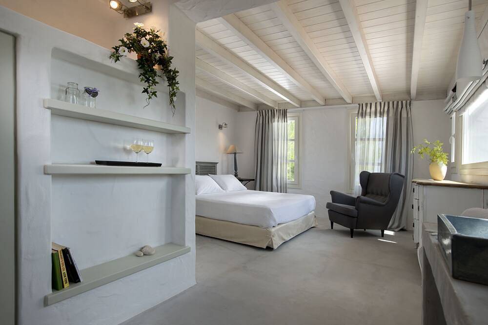 An Absolute Dream! Big villa with private pool, only 5 minutes from the beach! in Alonissos