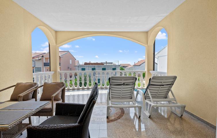 Ganze Ferienwohnung, Gemütliche Ferienwohnung mit Terrasse, WLAN und Parkplatz, 1 km vom Strand entfernt in Vodice, Šibenik-Knin