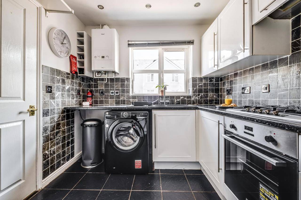 Entire apartment, Large 4 bed with free parking close to town centre fast Wifi and crisp hotel standard linen hosted by Our Home Short Stays in Bedford