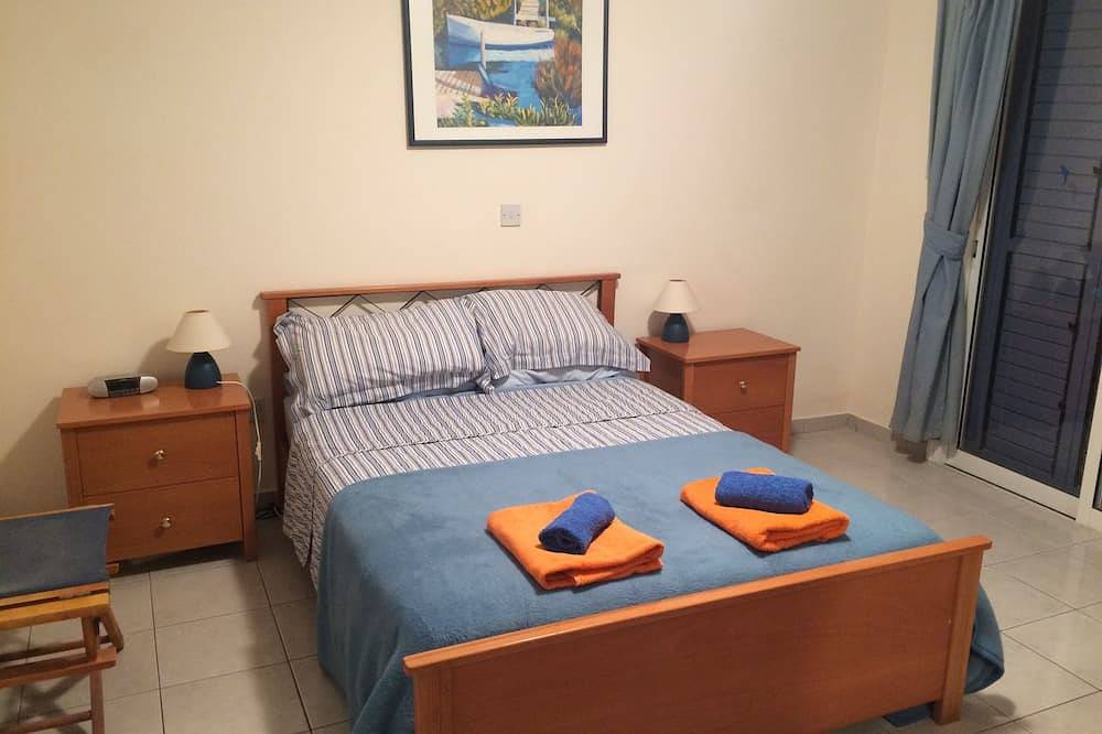 Luxury 3 Bed Semi Detached Villa with roof terrace. Free Air Con, Wi-Fi & Tv in Paphos, South Cyprus