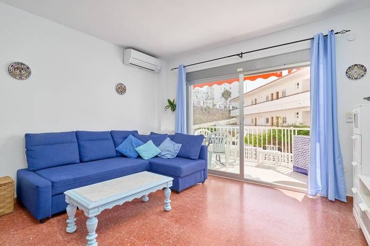 Entire apartment, Apartment 'Torresol 208' with Shared Pool, Wi-Fi and Air Conditioning in Playa de la Torrecilla, Nerja