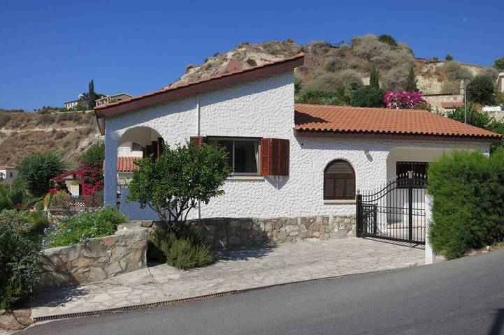 Location de vacances pour 6 personnes, avec terrasse et jardin dans Πισσούρι