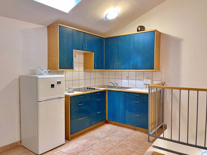 Ganze Wohnung, Apartment Neptun - 20 m vom Meer entfernt, Dachgeschoss, privater Parkplatz in Silo (Krk), Krk