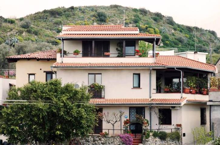 Casa vacanza per 3 persone, con Balcone e Terrazza nonché Giardino a Roccella Ionica