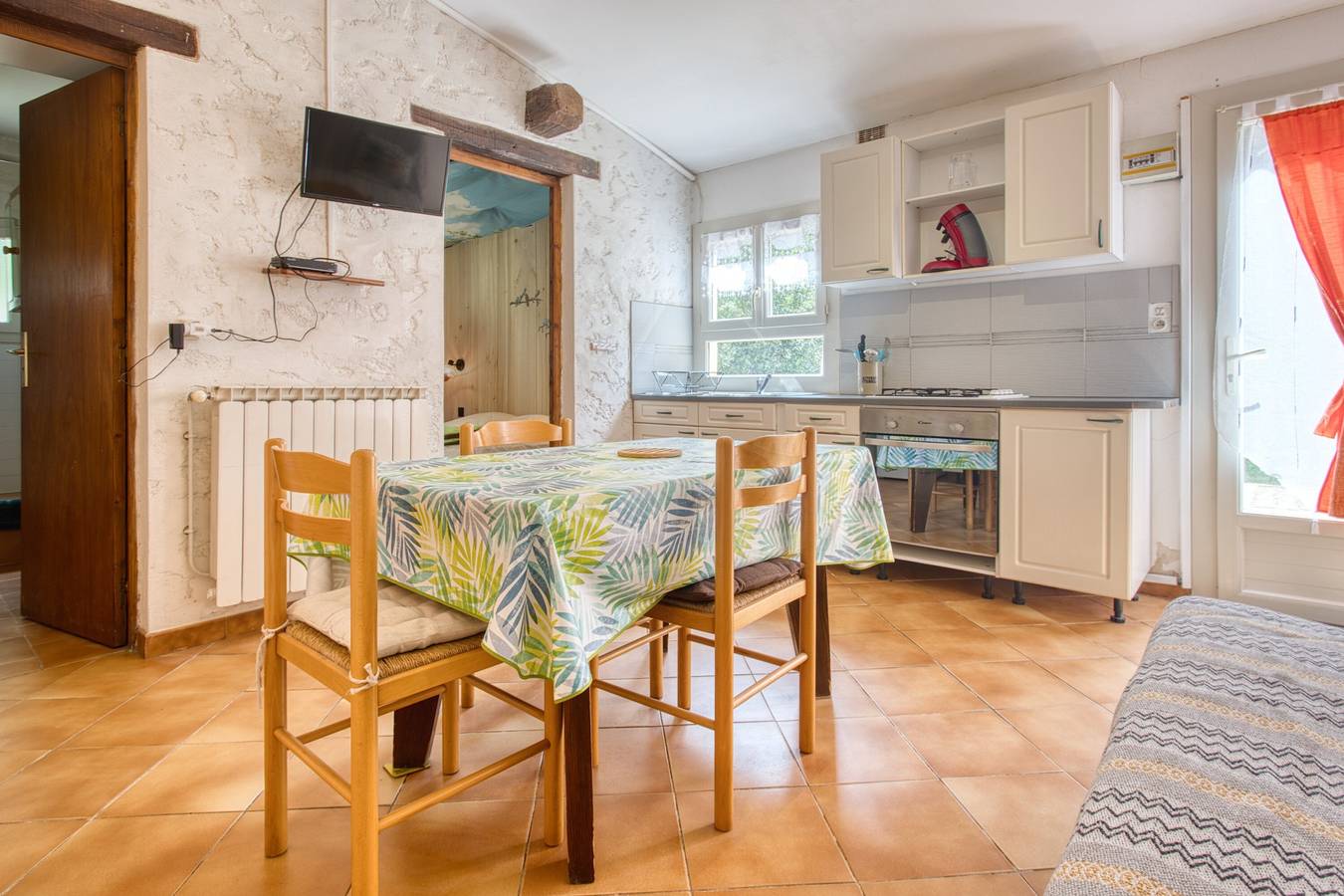 Cottage « Maisonnette – Gîte » avec piscine partagée, terrasse privée et jardin privé in Nabirat, Périgord Noir