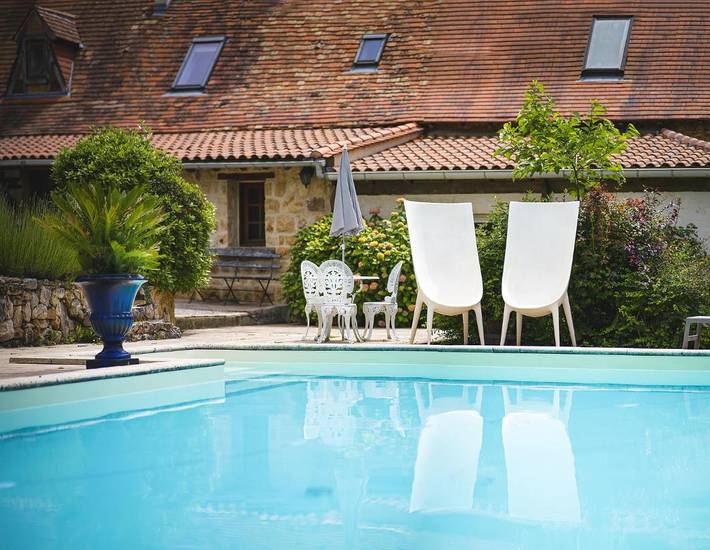 Location de vacances pour 12 personnes, avec vue ainsi que piscine et jardin à Lembras