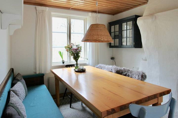 Traditionellt svenskt hus i skogens djup in Kronobergs