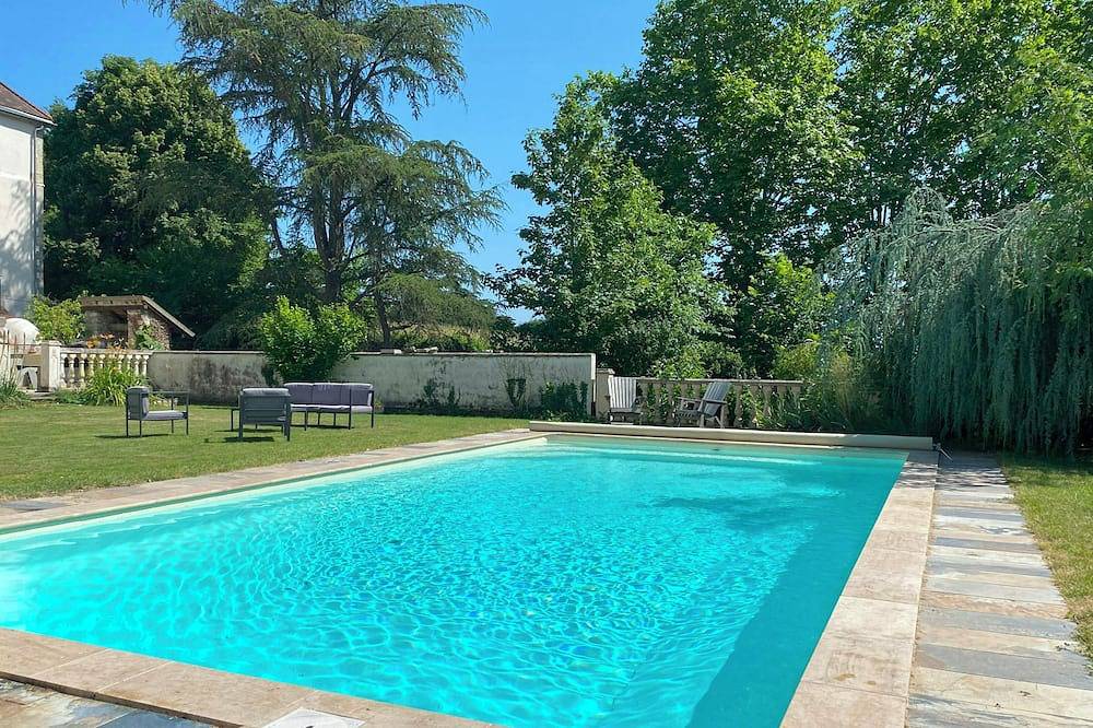 Appartement entier, Appartement dans une tour médiévale au Château de Champagnat in Cusset, Région de Vichy