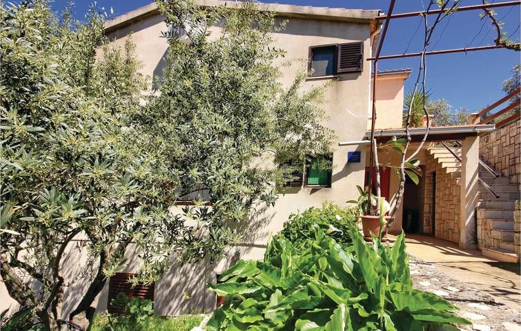 Apartamento vacacional entero, Acogedor apartamento con terraza, WiFi y aparcamiento, a 100 m de la costa. in Blato, Korcula