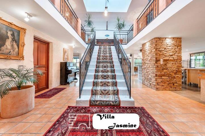 Villa pour 24 personnes, avec Jacuzzi et Terrasse ainsi que Piscine et Sauna à Saint-Méen-le-Grand