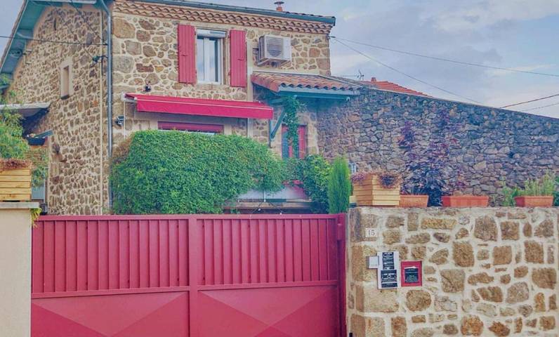 Chambre d’hôte pour 5 personnes, avec Terrasse ainsi que Jardin et Vue à Saint-Désirat