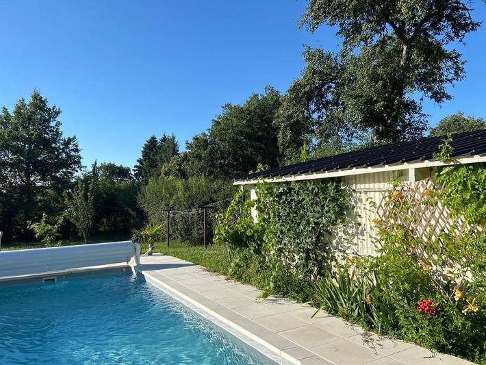 Chambre d’hôte pour 2 personnes, avec terrasse et vue ainsi que jardin et piscine