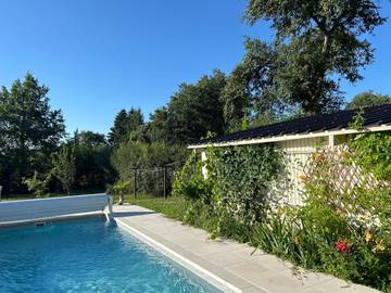 Location de vacances pour 2 personnes, avec piscine et jardin ainsi que terrasse et vue à Éguzon-Chantôme