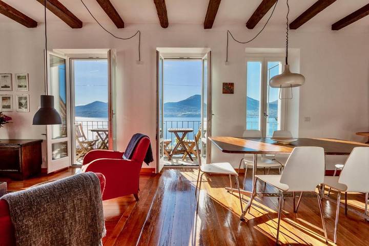 Ferienwohnung für 4 Personen, mit Balkon und Terrasse sowie Garten und Seeblick