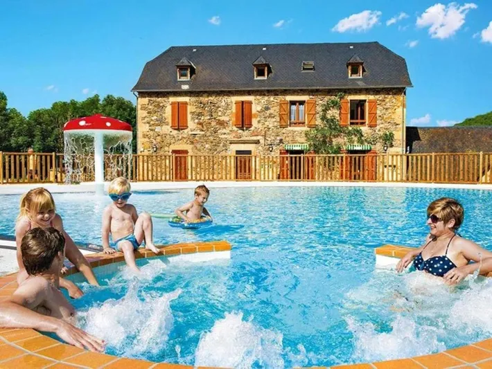 Camping para 4 personas, con piscina y jacuzzi además de terraza y jardín - 1