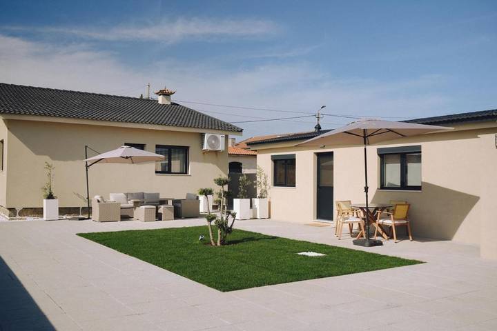 Location de vacances pour 8 personnes, avec vue et jardin, adapté aux familles dans Vila Chã