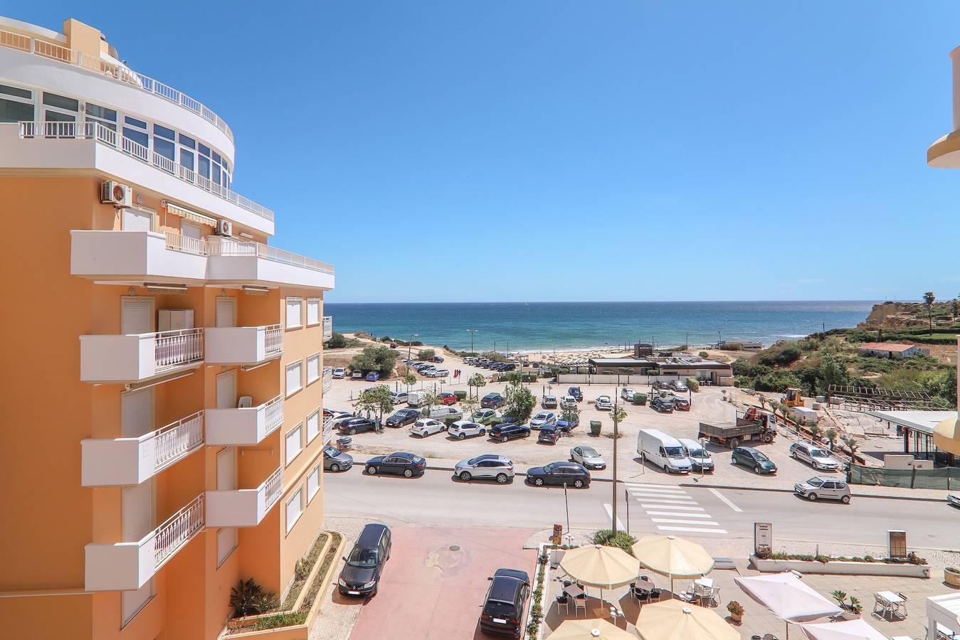 Apartamento inteiro, Apt. Torre Sol 4º7 - em frente à praia, A/C e piscina in Armação de Pêra (costa), Armação de Pêra