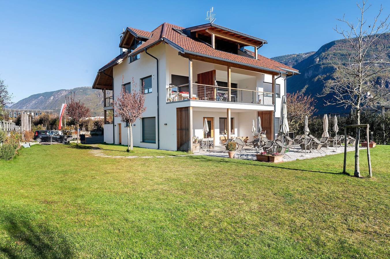 Ganze Wohnung, Moderne Ferienwohnung "3 Weger" mit Panoramablick auf die Berge, schönem Balkon und Wlan in Andrian, Nonsberggruppe