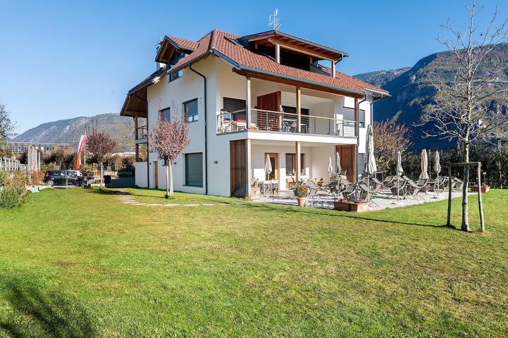 Entire apartment, Modern Apartment "3 Weger" with Panoramic Mountain Views, Balcony, and Wi-Fi in Andrian, Nonsberg Group