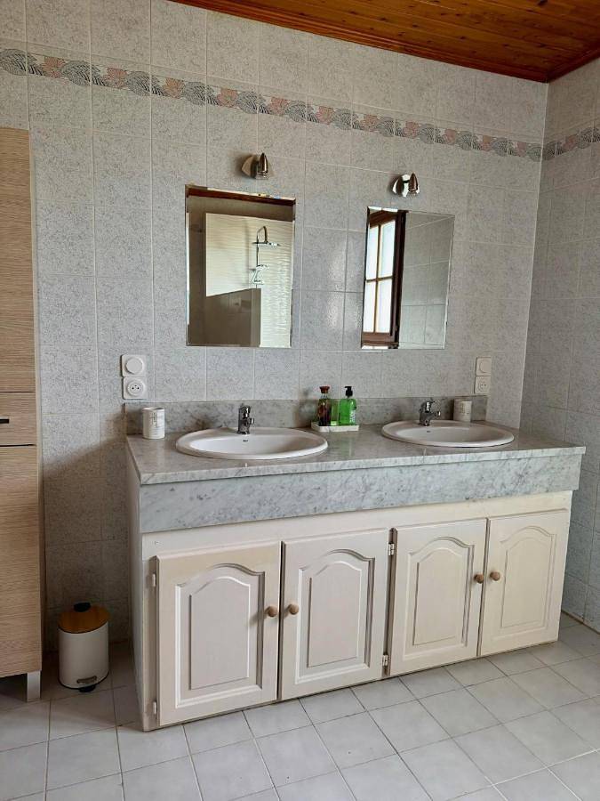 Location de vacances pour 6 personnes, avec terrasse et jardin à La Jarrie - 2