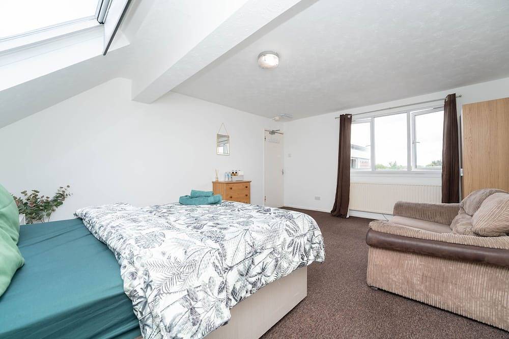 Room 5 - Double Bedroom with Sofa and additional Single bed - Loft Room in Iver, Colne Valley Park