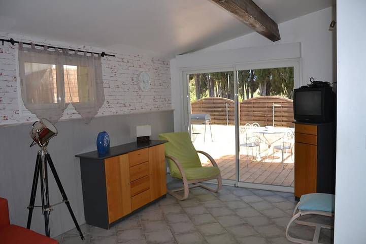 Gite avec spa privé et terrasse clos à proximité de commerces et de rivières in Lagorce, Ardèche