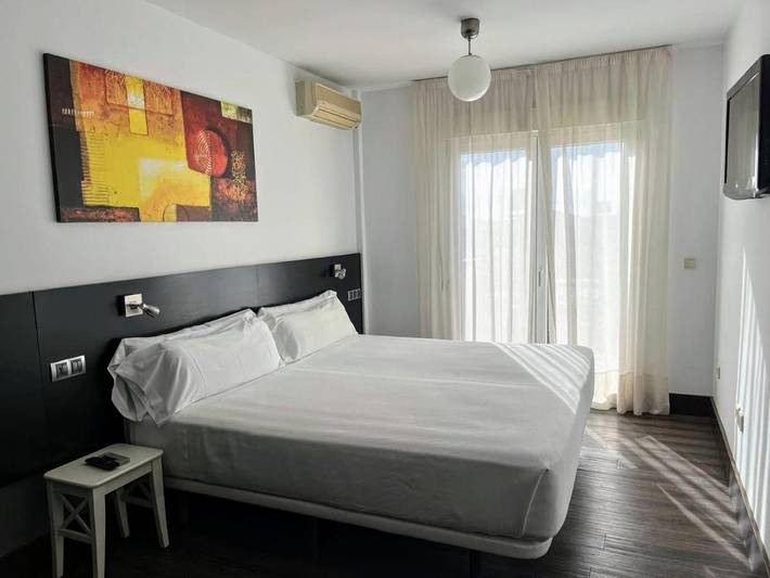 Hôtel pour 3 personnes, avec Balcon et Terrasse ainsi que Jardin et Vue à Brunete