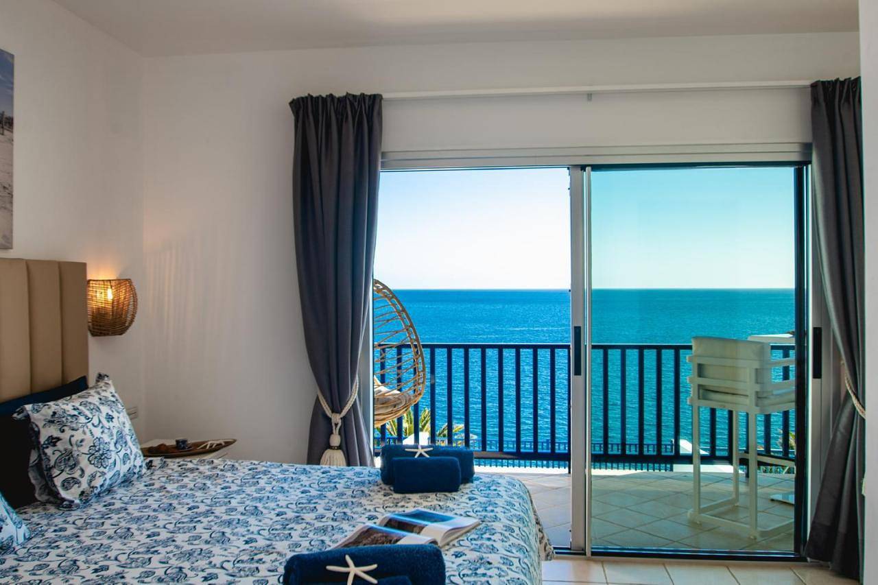 Frontline Villa 25, Modern Coastal Design with Amazing Views in Puerto Calero, Yaiza