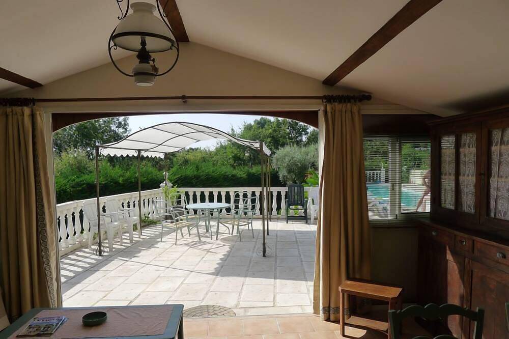 Appartement entier, Superbe studio indépendant avec terrasse et piscine in La Gaude, Côte méditerranéenne (France)