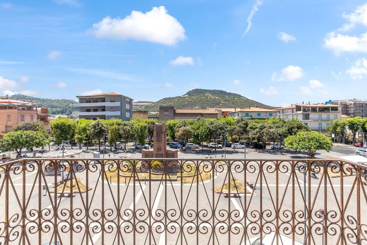 Appartamento intero, Appartamento 'Le Residenze In Piazza' con balcone, Wi-Fi e aria condizionata in Bosa, Planargia