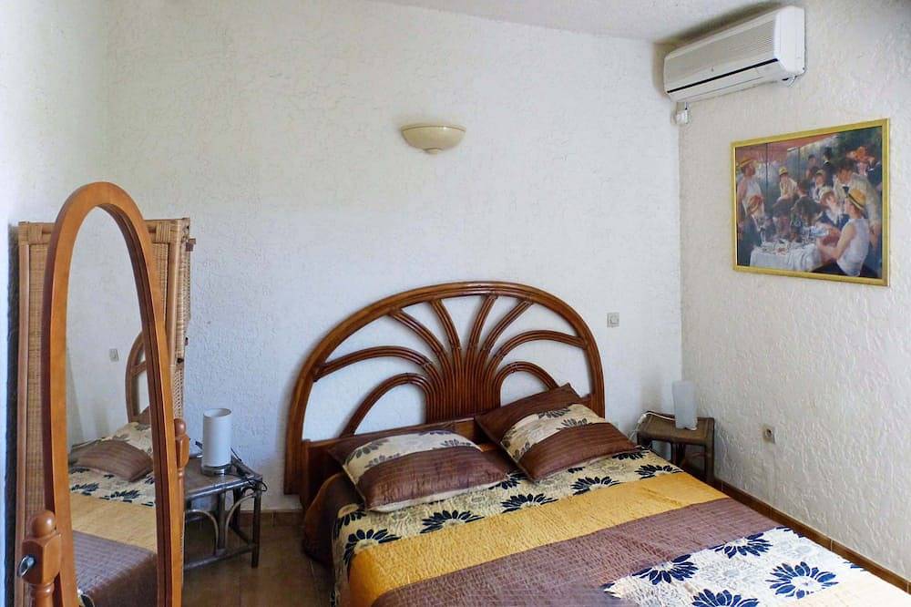 Appartamento intero, 150 metri dalla spiaggia, tranquillo giardino con aria condizionata, completamente attrezzata in Tiuccia, Calcatoggio