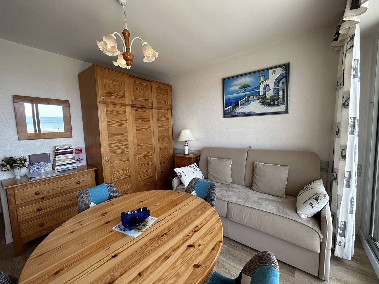 Entire apartment, Studio Cabin Sleeps 4 with Balcony and Parking - Saint-Jean-de-Monts in Saint-Jean-de-Monts, Vendée