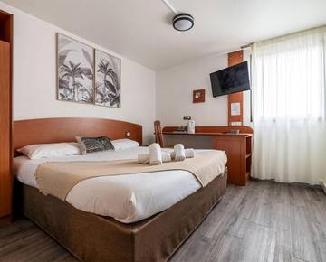 Hôtel pour 3 personnes, avec piscine ainsi que terrasse et jardin, animaux acceptés à Saint-Laurent-des-Vignes