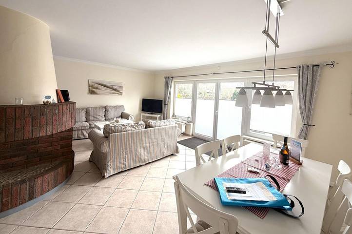 Ganze Wohnung, Geräumige 3-Zimmer-Ferienwohnung mit Kamin, Terrasse & Garten in Wenningstedt in Nordfriesische Inseln (Schleswig-Holstein) (Schleswig-Holstein), Wenningstedt